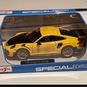 Maisto Special Edition 1:24 Yellow Black Porsche 911 GT2 RS Toy Car NEW